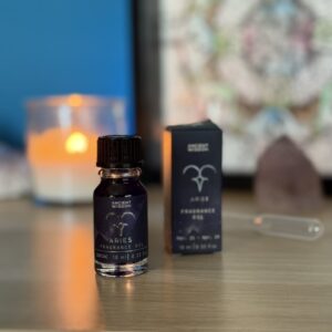 Un viaggio olfattivo attraverso i dodici segni dello Zodiaco, dove ogni essenza racchiude la vibrazione unica dell’archetipo che rappresenta. Gli Oli Fragranza Zodiacali sono stati creati per risvegliare l’anima celeste custodita in ciascun segno, unendo la potenza evocativa delle pietre, la magia delle stelle e l’arte della profumeria rituale. Ogni flacone da 10 ml contiene un olio profumato dal colore scuro e impreziosito da bio glitter, a simboleggiare il firmamento notturno che ci guida. Le formule, ispirate ai cristalli e agli elementi di ogni segno, favoriscono connessione, intuito e trasformazione. Un invito a profumarsi con intenzione, per accogliere l’energia zodiacale nella propria pratica spirituale quotidiana.