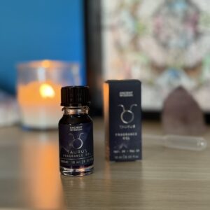 Un viaggio olfattivo attraverso i dodici segni dello Zodiaco, dove ogni essenza racchiude la vibrazione unica dell’archetipo che rappresenta. Gli Oli Fragranza Zodiacali sono stati creati per risvegliare l’anima celeste custodita in ciascun segno, unendo la potenza evocativa delle pietre, la magia delle stelle e l’arte della profumeria rituale. Ogni flacone da 10 ml contiene un olio profumato dal colore scuro e impreziosito da bio glitter, a simboleggiare il firmamento notturno che ci guida. Le formule, ispirate ai cristalli e agli elementi di ogni segno, favoriscono connessione, intuito e trasformazione. Un invito a profumarsi con intenzione, per accogliere l’energia zodiacale nella propria pratica spirituale quotidiana.