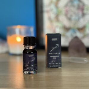 Un viaggio olfattivo attraverso i dodici segni dello Zodiaco, dove ogni essenza racchiude la vibrazione unica dell’archetipo che rappresenta. Gli Oli Fragranza Zodiacali sono stati creati per risvegliare l’anima celeste custodita in ciascun segno, unendo la potenza evocativa delle pietre, la magia delle stelle e l’arte della profumeria rituale. Ogni flacone da 10 ml contiene un olio profumato dal colore scuro e impreziosito da bio glitter, a simboleggiare il firmamento notturno che ci guida. Le formule, ispirate ai cristalli e agli elementi di ogni segno, favoriscono connessione, intuito e trasformazione. Un invito a profumarsi con intenzione, per accogliere l’energia zodiacale nella propria pratica spirituale quotidiana.