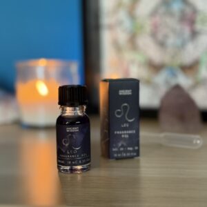 Un viaggio olfattivo attraverso i dodici segni dello Zodiaco, dove ogni essenza racchiude la vibrazione unica dell’archetipo che rappresenta. Gli Oli Fragranza Zodiacali sono stati creati per risvegliare l’anima celeste custodita in ciascun segno, unendo la potenza evocativa delle pietre, la magia delle stelle e l’arte della profumeria rituale. Ogni flacone da 10 ml contiene un olio profumato dal colore scuro e impreziosito da bio glitter, a simboleggiare il firmamento notturno che ci guida. Le formule, ispirate ai cristalli e agli elementi di ogni segno, favoriscono connessione, intuito e trasformazione. Un invito a profumarsi con intenzione, per accogliere l’energia zodiacale nella propria pratica spirituale quotidiana.