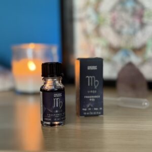 Un viaggio olfattivo attraverso i dodici segni dello Zodiaco, dove ogni essenza racchiude la vibrazione unica dell’archetipo che rappresenta. Gli Oli Fragranza Zodiacali sono stati creati per risvegliare l’anima celeste custodita in ciascun segno, unendo la potenza evocativa delle pietre, la magia delle stelle e l’arte della profumeria rituale. Ogni flacone da 10 ml contiene un olio profumato dal colore scuro e impreziosito da bio glitter, a simboleggiare il firmamento notturno che ci guida. Le formule, ispirate ai cristalli e agli elementi di ogni segno, favoriscono connessione, intuito e trasformazione. Un invito a profumarsi con intenzione, per accogliere l’energia zodiacale nella propria pratica spirituale quotidiana.