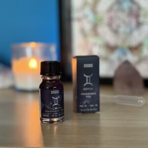 Un viaggio olfattivo attraverso i dodici segni dello Zodiaco, dove ogni essenza racchiude la vibrazione unica dell’archetipo che rappresenta. Gli Oli Fragranza Zodiacali sono stati creati per risvegliare l’anima celeste custodita in ciascun segno, unendo la potenza evocativa delle pietre, la magia delle stelle e l’arte della profumeria rituale. Ogni flacone da 10 ml contiene un olio profumato dal colore scuro e impreziosito da bio glitter, a simboleggiare il firmamento notturno che ci guida. Le formule, ispirate ai cristalli e agli elementi di ogni segno, favoriscono connessione, intuito e trasformazione. Un invito a profumarsi con intenzione, per accogliere l’energia zodiacale nella propria pratica spirituale quotidiana.