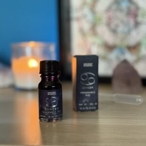 Un viaggio olfattivo attraverso i dodici segni dello Zodiaco, dove ogni essenza racchiude la vibrazione unica dell’archetipo che rappresenta. Gli Oli Fragranza Zodiacali sono stati creati per risvegliare l’anima celeste custodita in ciascun segno, unendo la potenza evocativa delle pietre, la magia delle stelle e l’arte della profumeria rituale. Ogni flacone da 10 ml contiene un olio profumato dal colore scuro e impreziosito da bio glitter, a simboleggiare il firmamento notturno che ci guida. Le formule, ispirate ai cristalli e agli elementi di ogni segno, favoriscono connessione, intuito e trasformazione. Un invito a profumarsi con intenzione, per accogliere l’energia zodiacale nella propria pratica spirituale quotidiana.