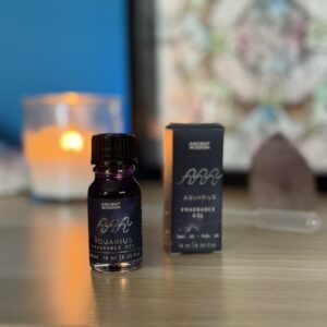 Un viaggio olfattivo attraverso i dodici segni dello Zodiaco, dove ogni essenza racchiude la vibrazione unica dell’archetipo che rappresenta. Gli Oli Fragranza Zodiacali sono stati creati per risvegliare l’anima celeste custodita in ciascun segno, unendo la potenza evocativa delle pietre, la magia delle stelle e l’arte della profumeria rituale. Ogni flacone da 10 ml contiene un olio profumato dal colore scuro e impreziosito da bio glitter, a simboleggiare il firmamento notturno che ci guida. Le formule, ispirate ai cristalli e agli elementi di ogni segno, favoriscono connessione, intuito e trasformazione. Un invito a profumarsi con intenzione, per accogliere l’energia zodiacale nella propria pratica spirituale quotidiana.